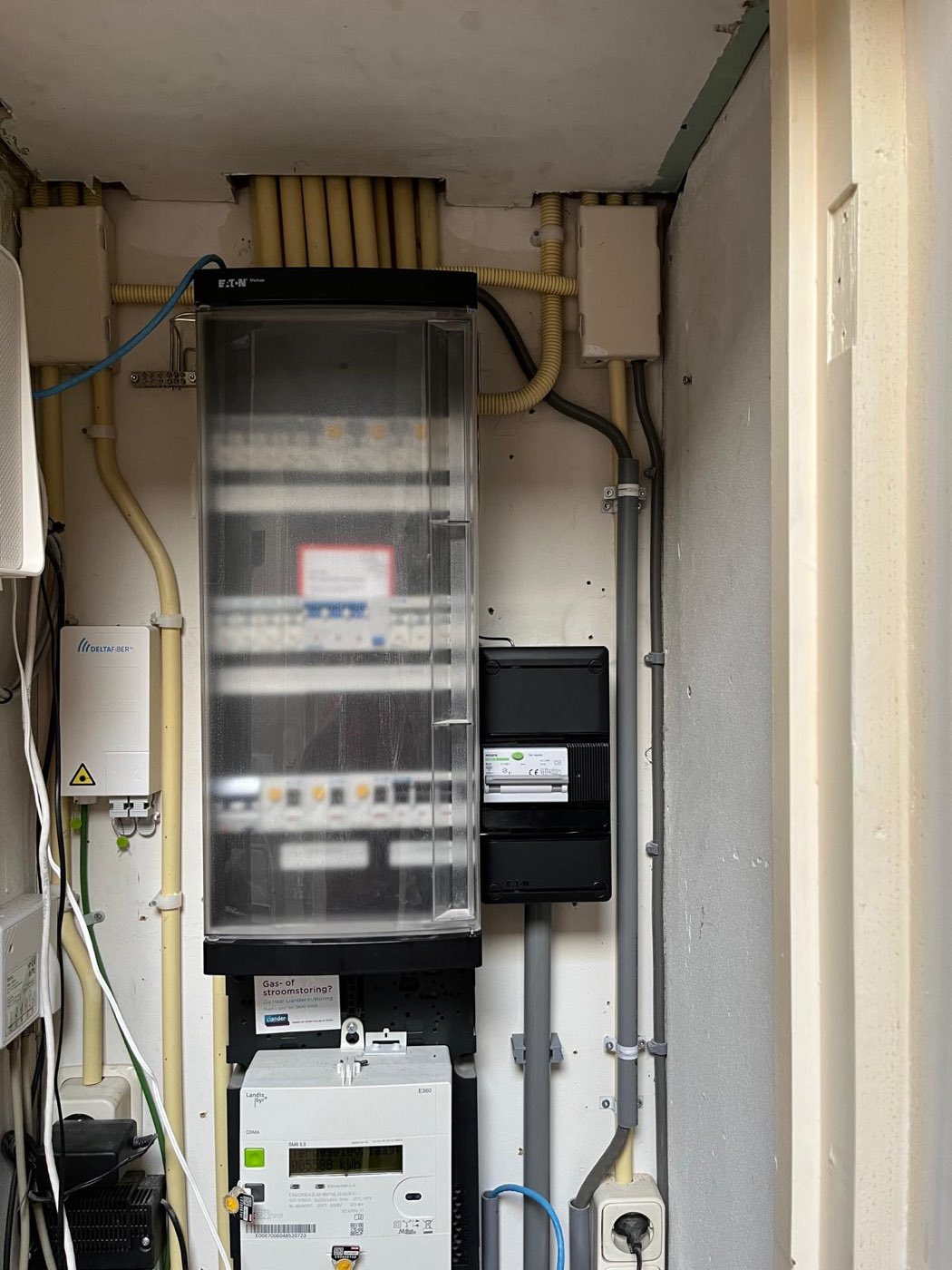 Meterkast met een nieuwe groepenkast en daarnaast een losse kast met een extra groep